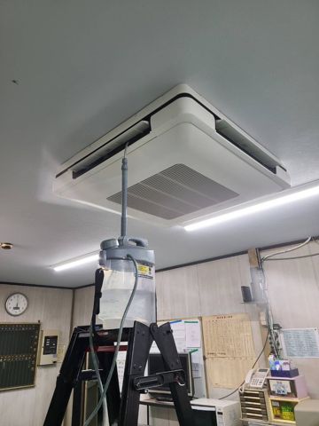 天井エアコンの点検・清掃作業