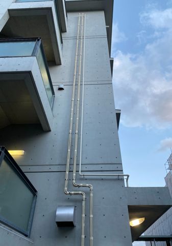 外壁の冷媒配管・断熱施工